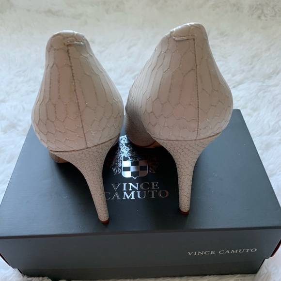 Vince Camuto Kain Pointed Toe Pump - Picture 4 of 7